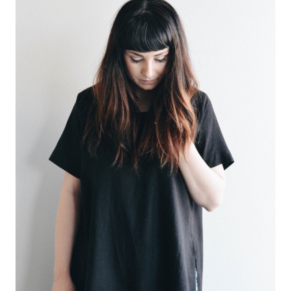 Jamie and the jones split tee in black